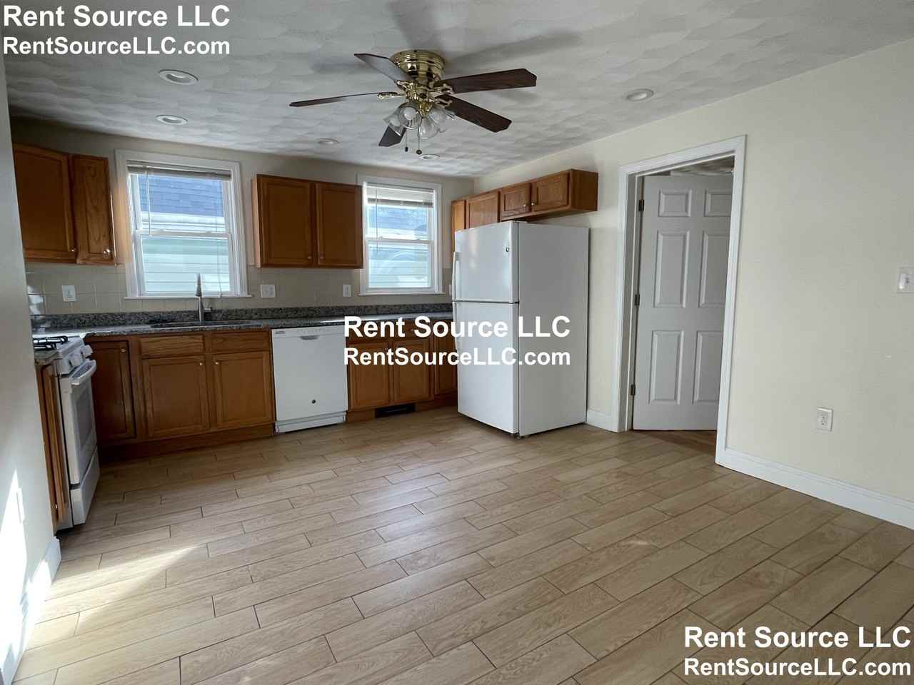 1094 Cambridge St - Photo 4 of 18