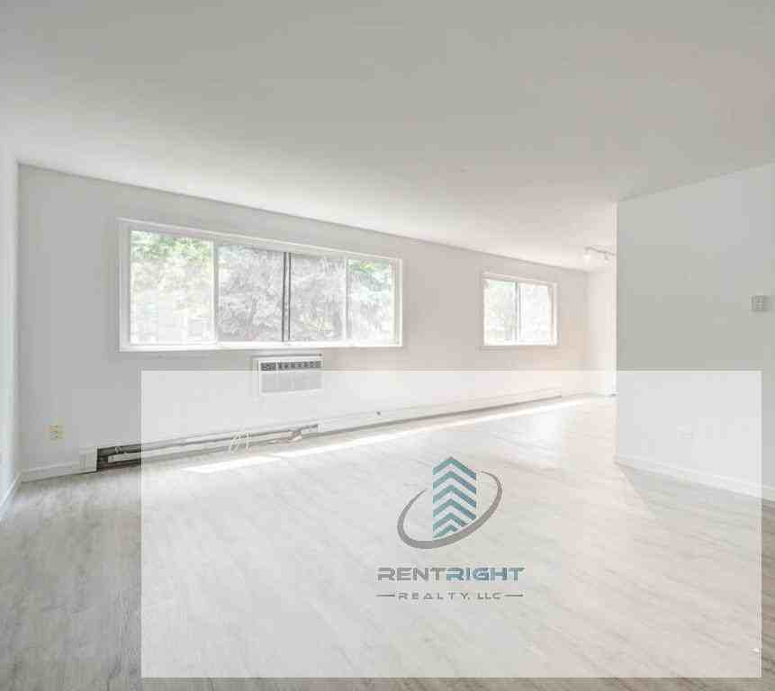 7621 N Sheridan Rd #2J - Photo 4 of 12