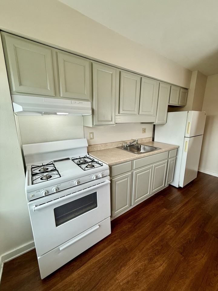 4th street apartments - Midland - Photo 2 of 21