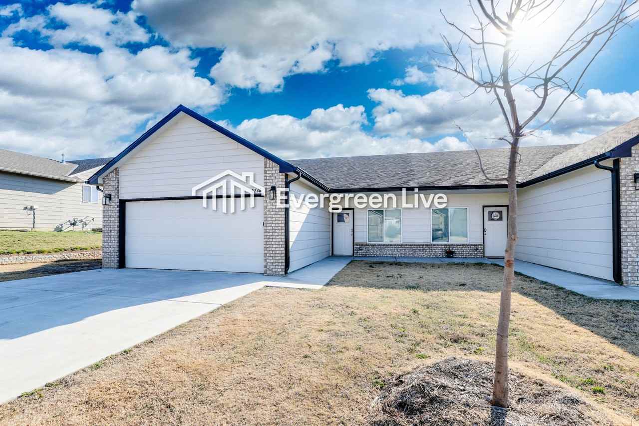 5226 N Honeylocust St - Photo 2 of 20