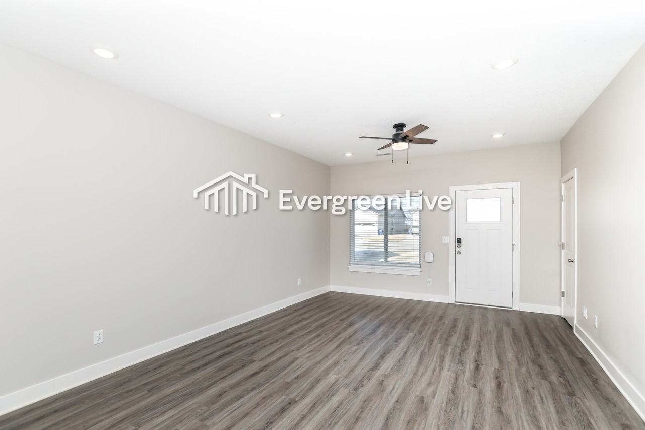 5226 N Honeylocust St - Photo 3 of 20