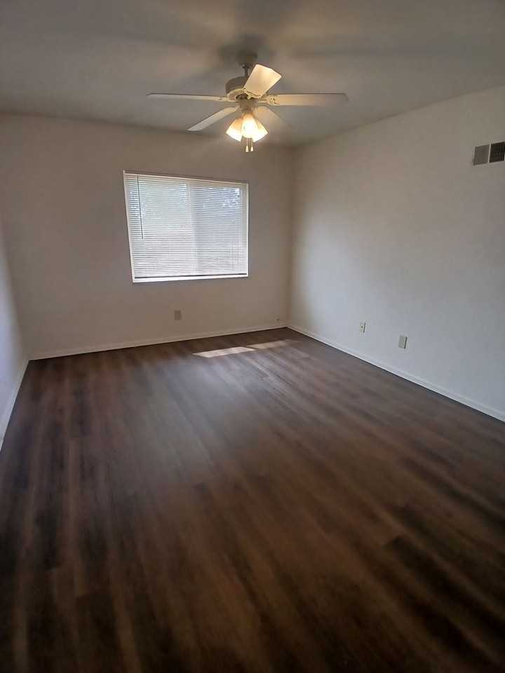 Yorktowne Apartments - Photo 5 of 21