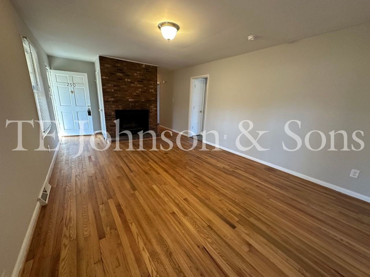 290 Parkwood Ct - Photo 2 of 19