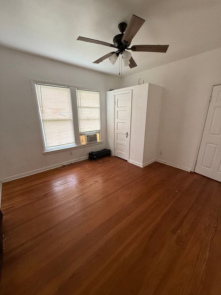 4210 Sullivan St - Photo 4 of 10