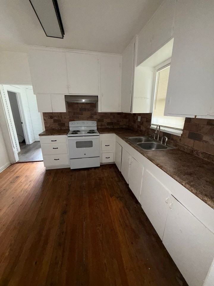 4210 Sullivan St - Photo 6 of 10