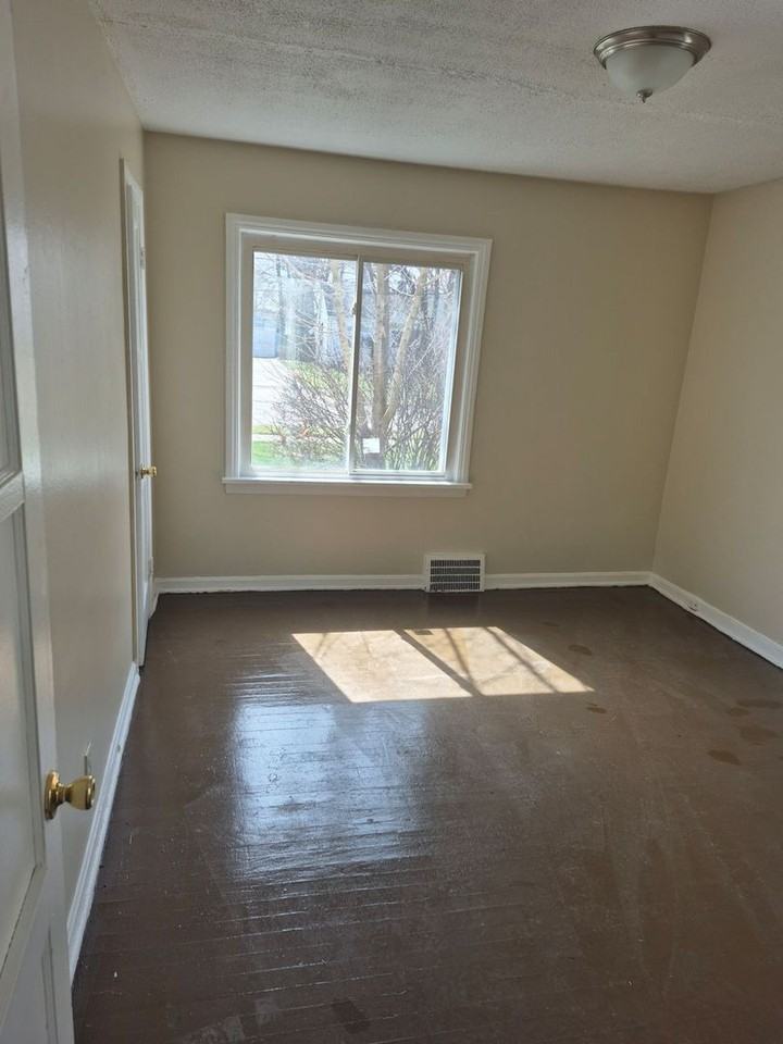17 Mapleton Ave - Photo 3 of 9