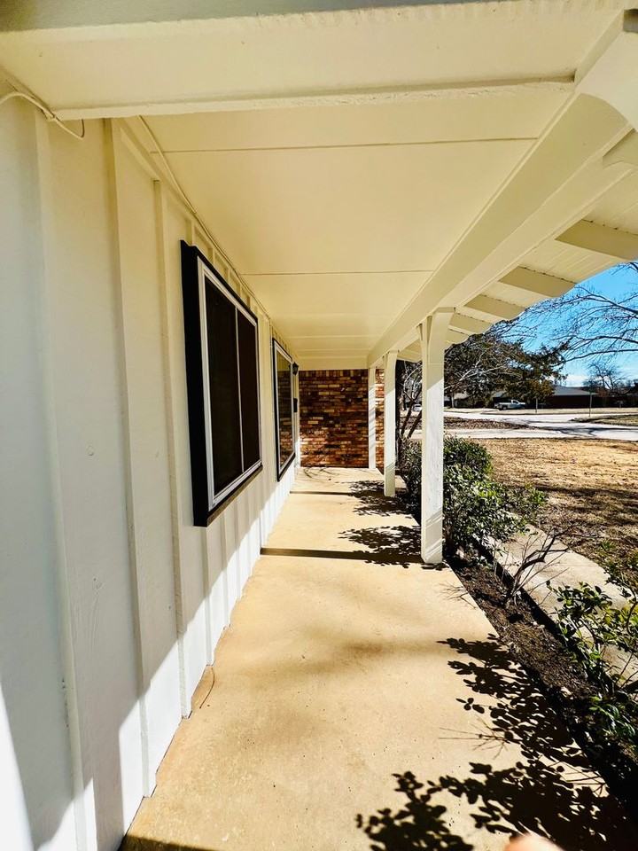 2025 Nw 46th St - Photo 2 of 13