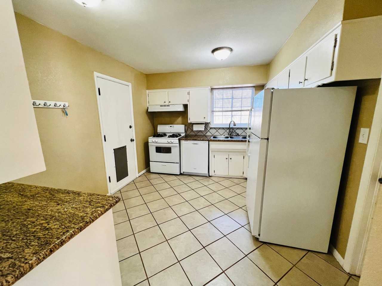 2025 Nw 46th St - Photo 5 of 13
