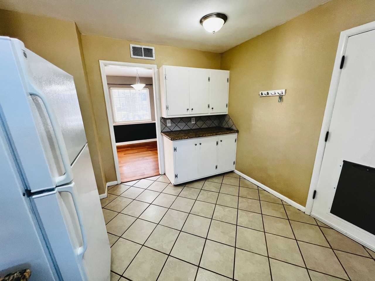 2025 Nw 46th St - Photo 6 of 13