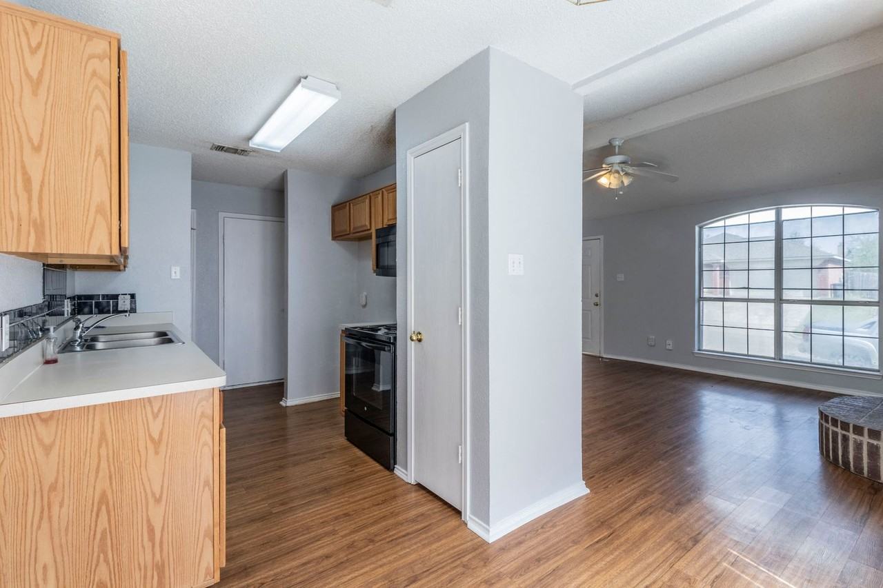 6433 Riverwater Trl - Photo 4 of 16