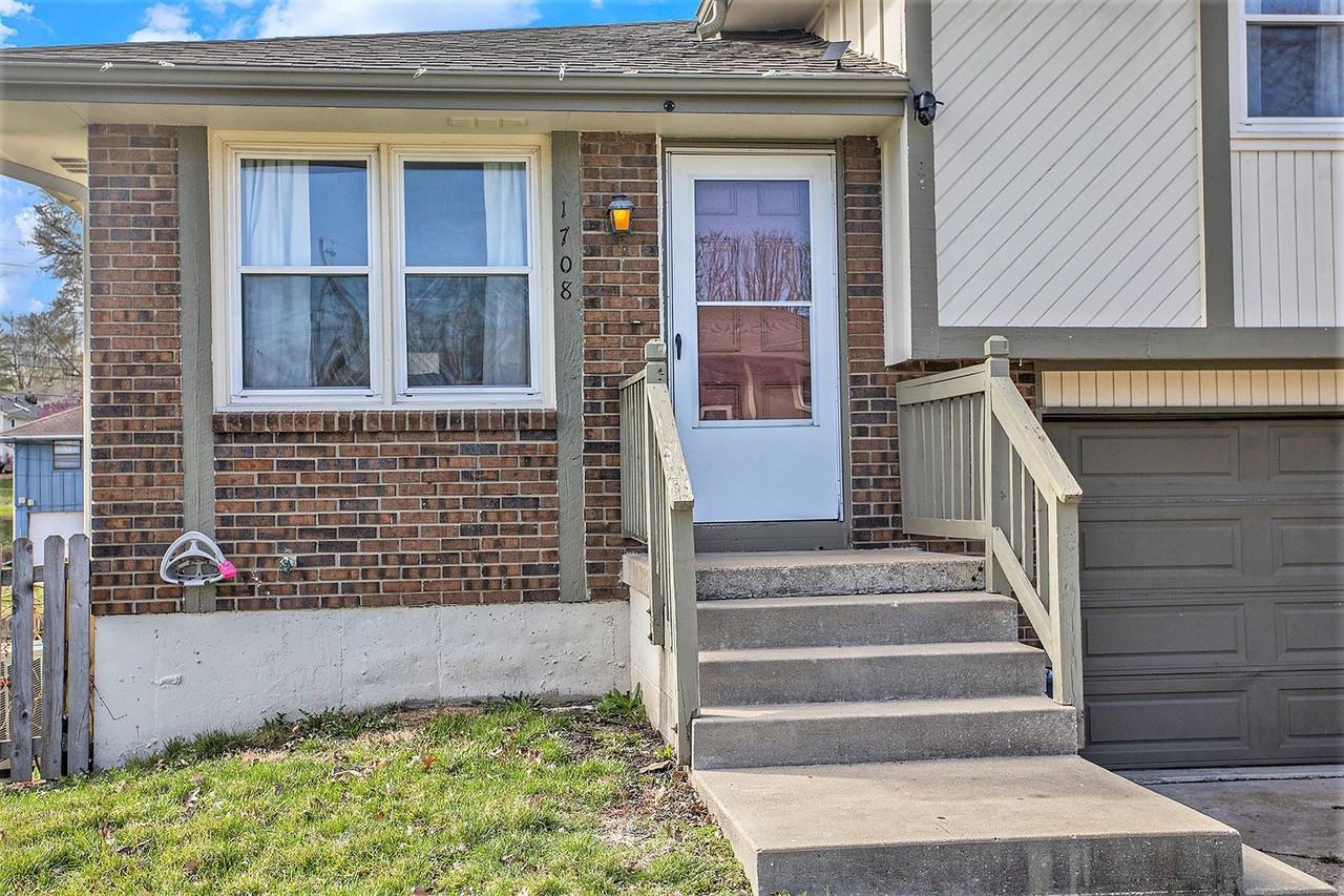 1708 Sw Sunset St - Photo 3 of 22