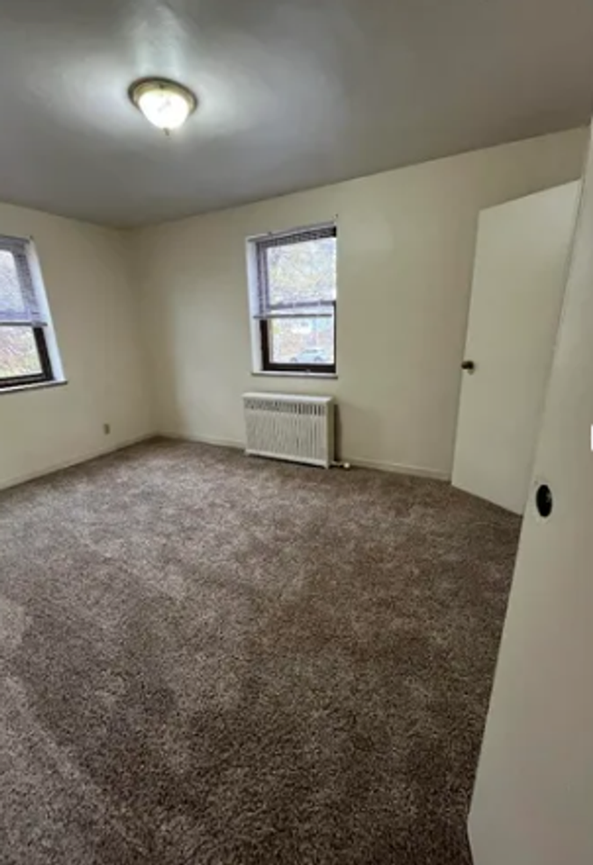 440 West 9th - Photo 4 of 5