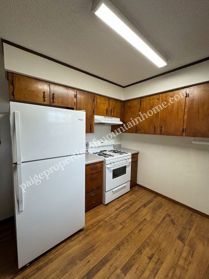 227 W 6th St - Photo 3 of 24