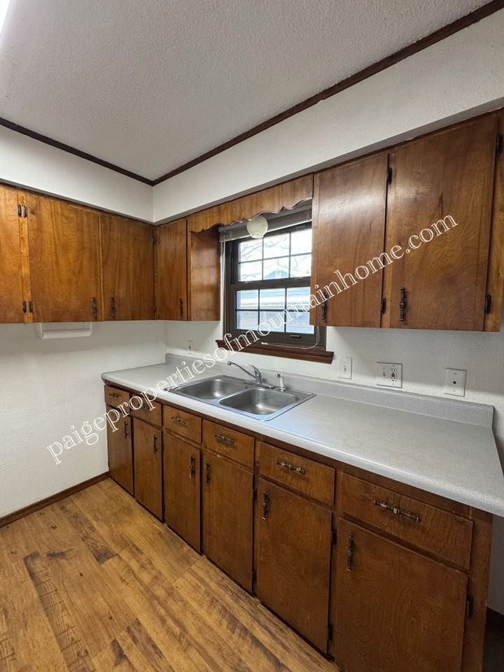 227 W 6th St - Photo 4 of 24