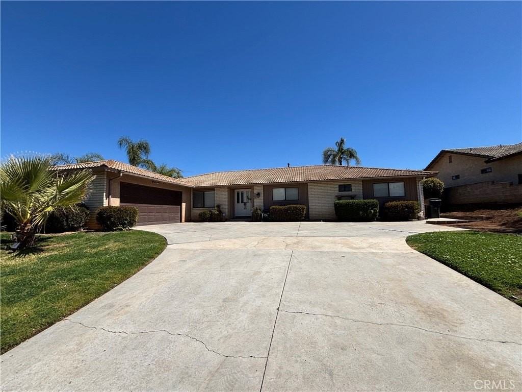 205 Ford St - Photo 2 of 28