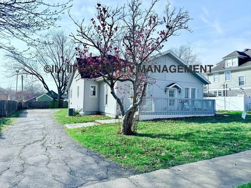 203 E 1st St - Photo 3 of 50