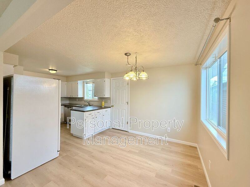 2805 S St - Photo 3 of 15