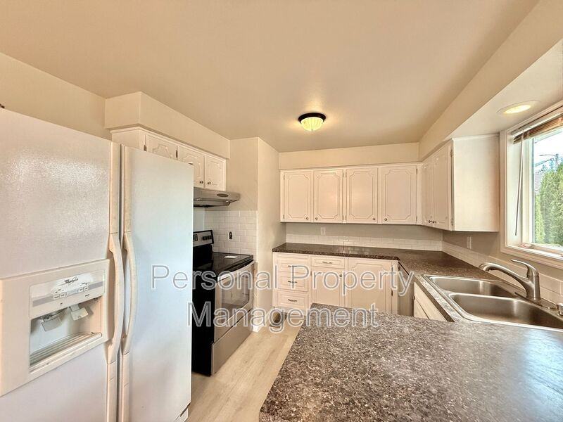 2805 S St - Photo 4 of 15