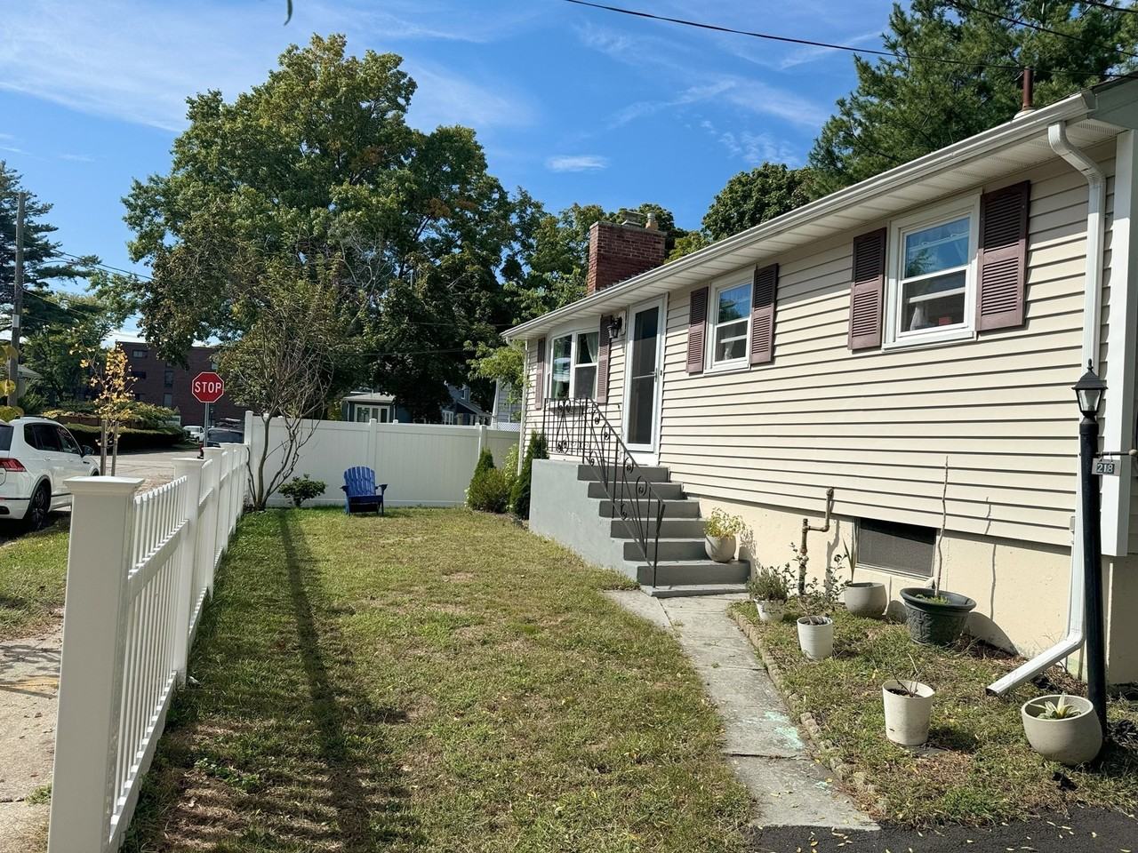 218 Hollis Ave - Photo 3 of 19