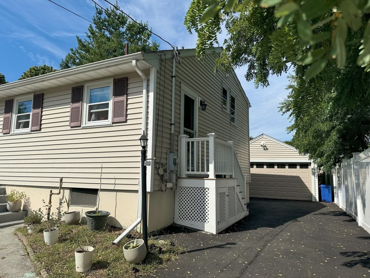218 Hollis Ave - Photo 4 of 19