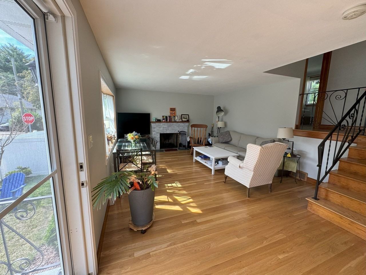 218 Hollis Ave - Photo 5 of 19