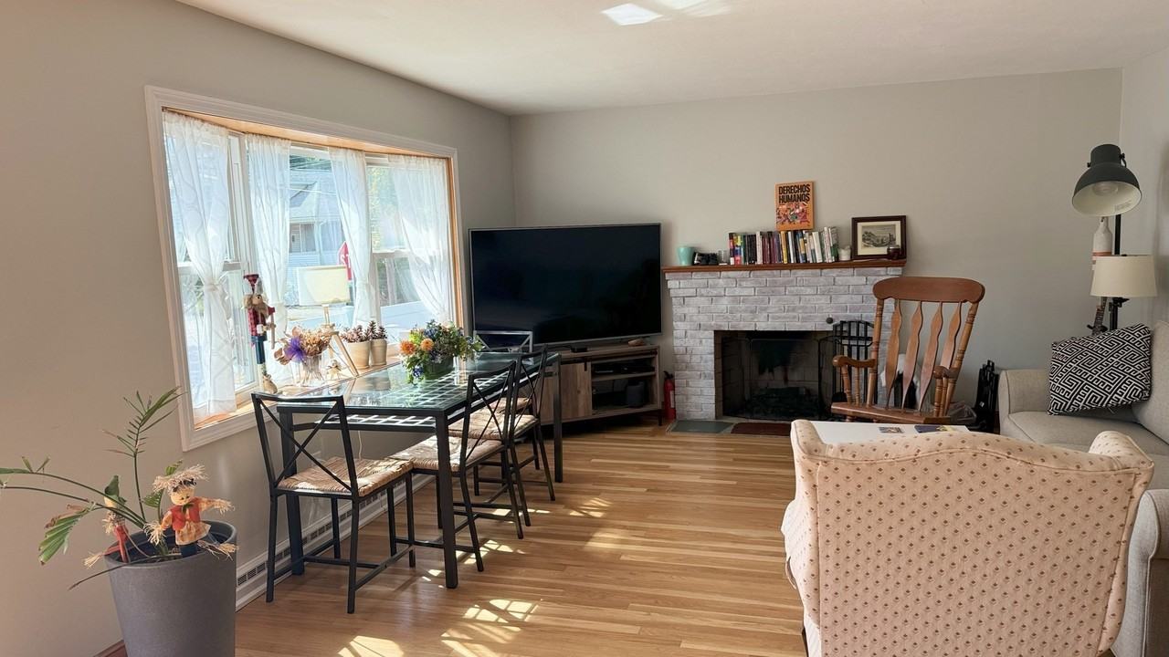 218 Hollis Ave - Photo 6 of 19