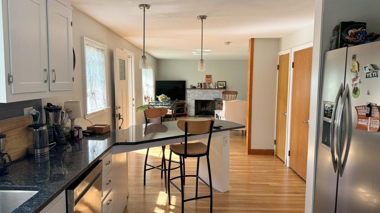 218 Hollis Ave - Photo 7 of 19