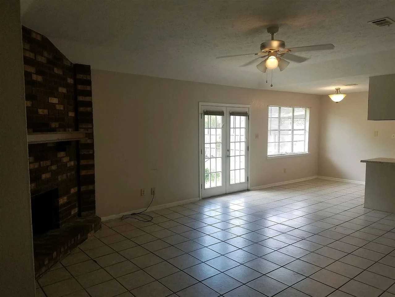 9135 Jennifer St - Photo 3 of 7