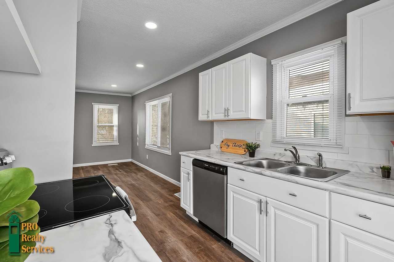 1725 Beech St - Photo 2 of 22