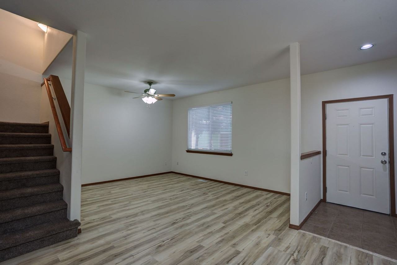 Beautiful 3 Bedroom 2 1/2 Bath, Washer and Dryer In - Photo 4 of 37