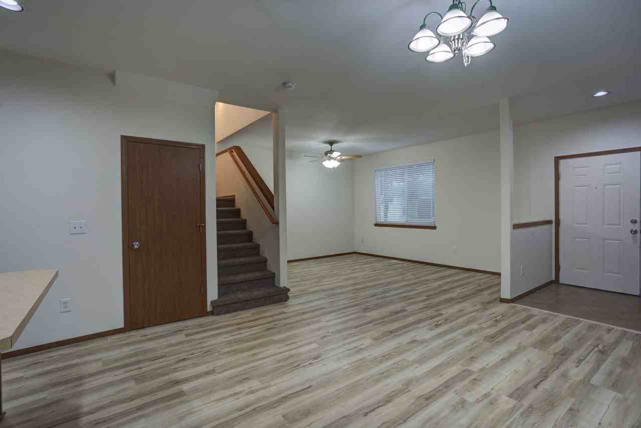 Beautiful 3 Bedroom 2 1/2 Bath, Washer and Dryer In - Photo 5 of 37