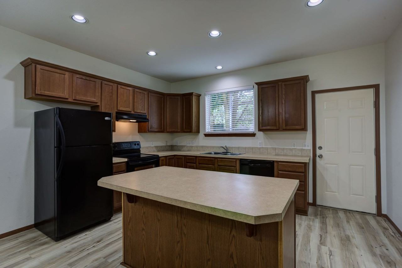 Beautiful 3 Bedroom 2 1/2 Bath, Washer and Dryer In - Photo 7 of 37