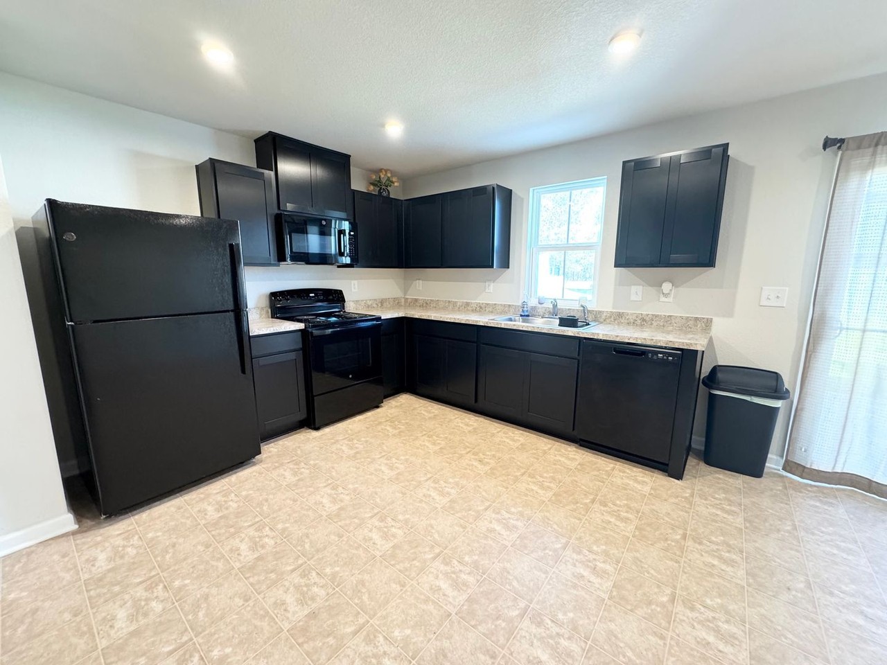 1405 Raven Way - Photo 2 of 16