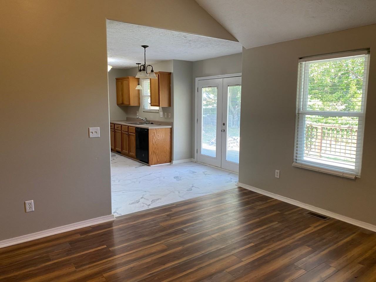 449 W Hines St - Photo 7 of 15