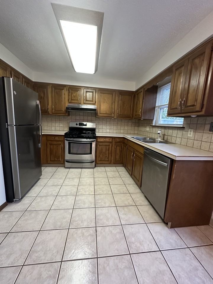 1933 Tennyson Ave Ne - Photo 3 of 19