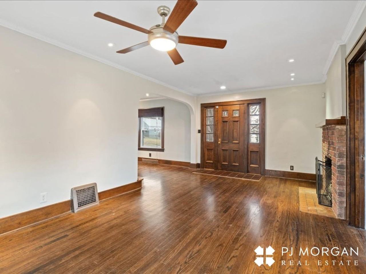 4528 Woolworth Ave - Photo 3 of 25
