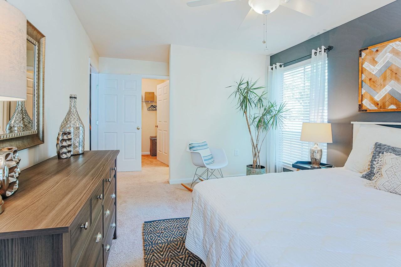 Lakeside Apartments - Photo 4 of 40