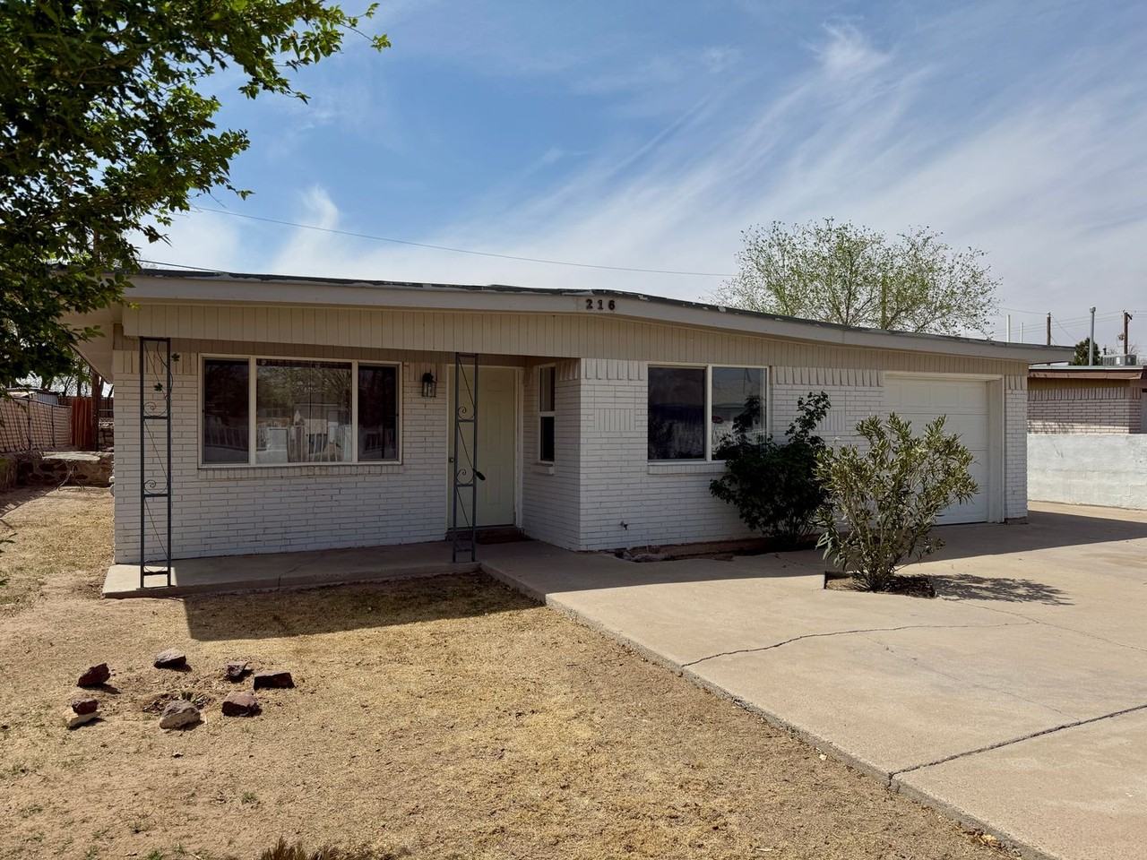 216 Link Dr - Photo 2 of 14