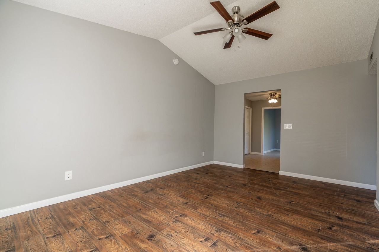 1922 W Holly St - Photo 3 of 24