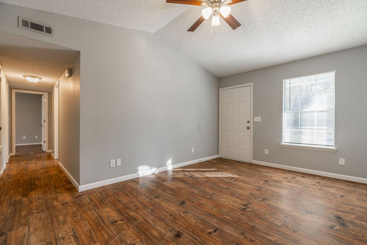 1922 W Holly St - Photo 4 of 24