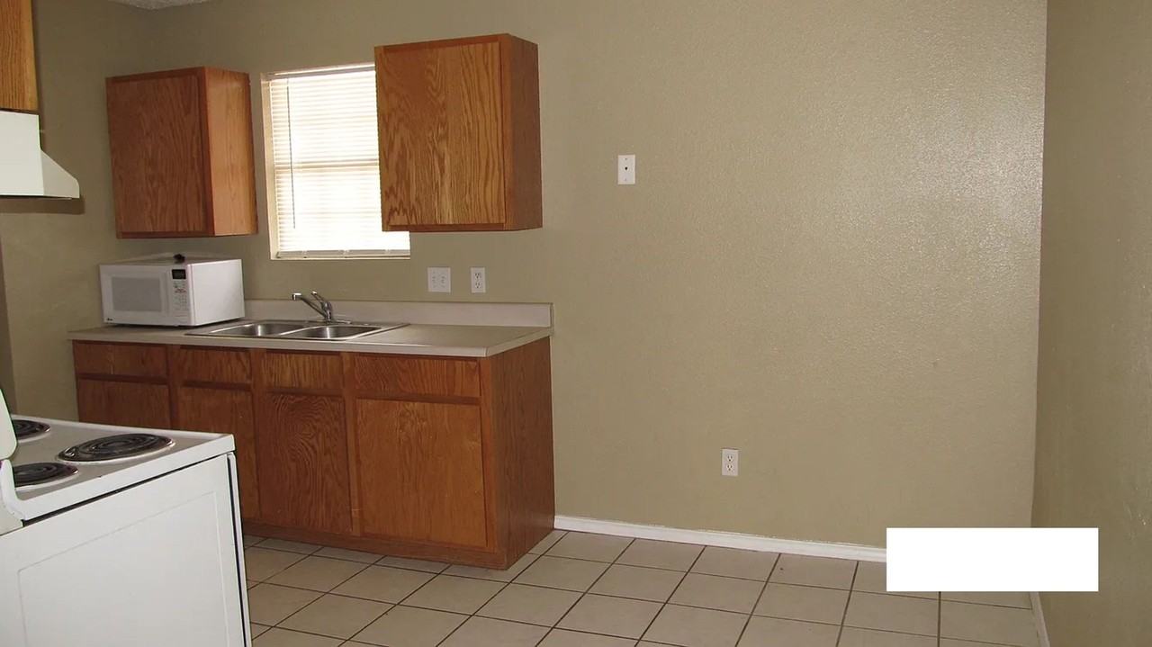 912 82nd St - Photo 3 of 7