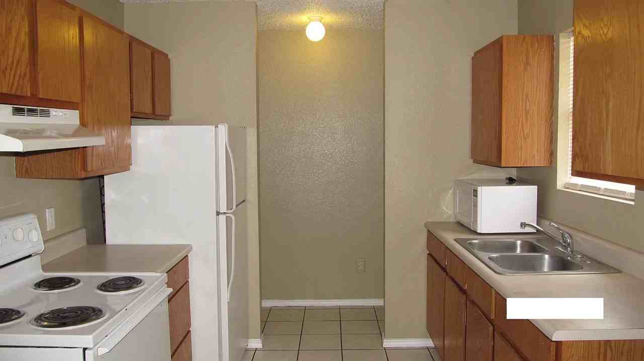 912 82nd St - Photo 4 of 7