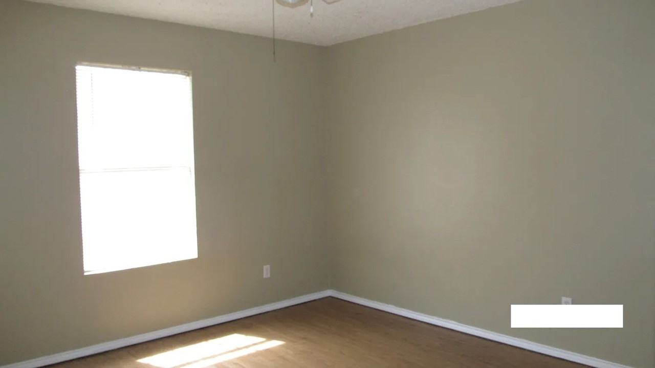 912 82nd St - Photo 5 of 7