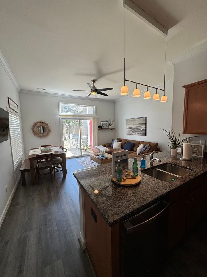 1605 Shoreline Pl - Photo 6 of 21