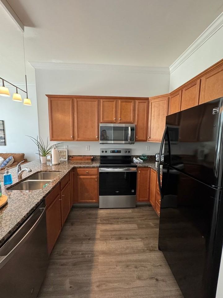 1605 Shoreline Pl - Photo 7 of 21