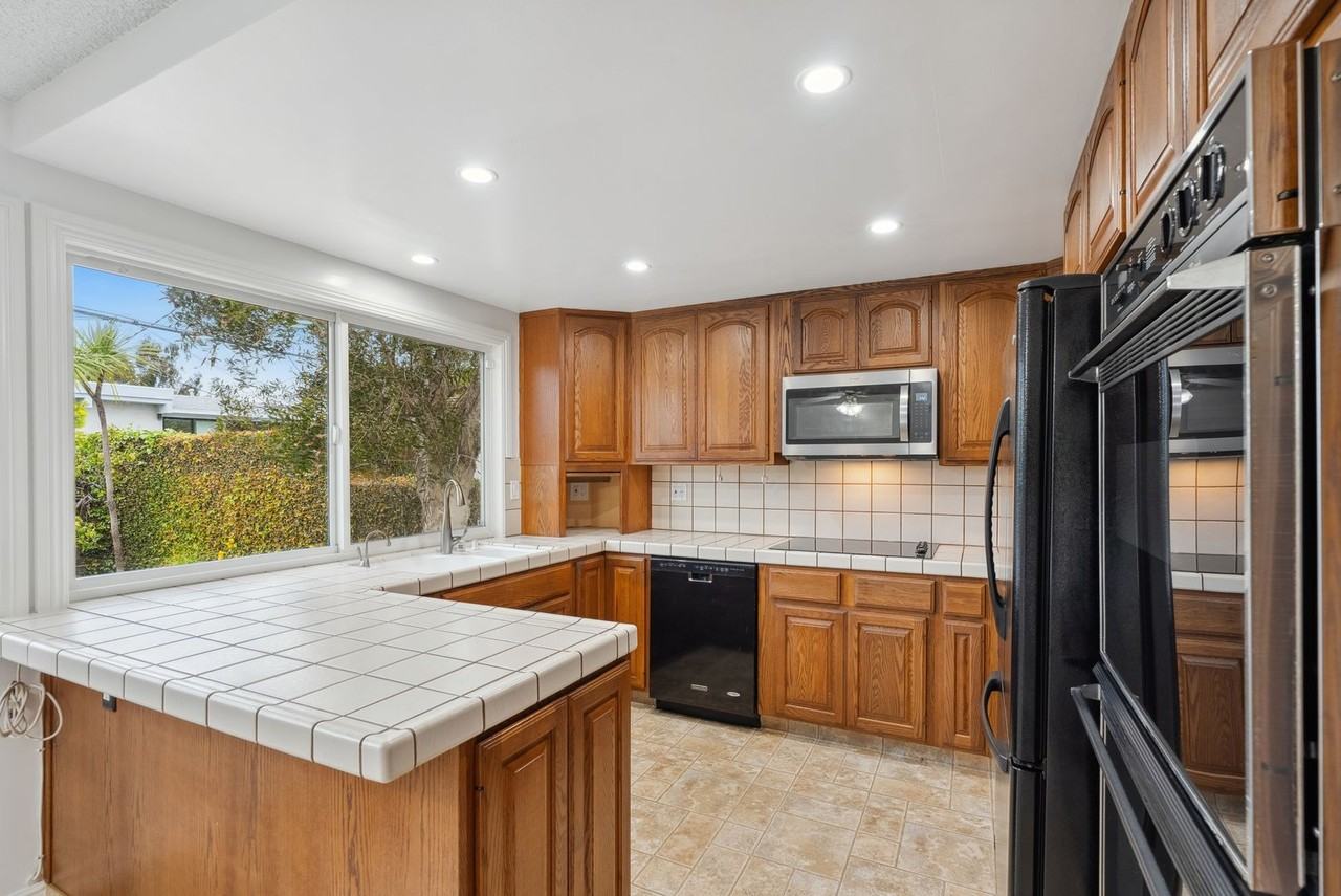 1655 Catalina Ave - Photo 3 of 33