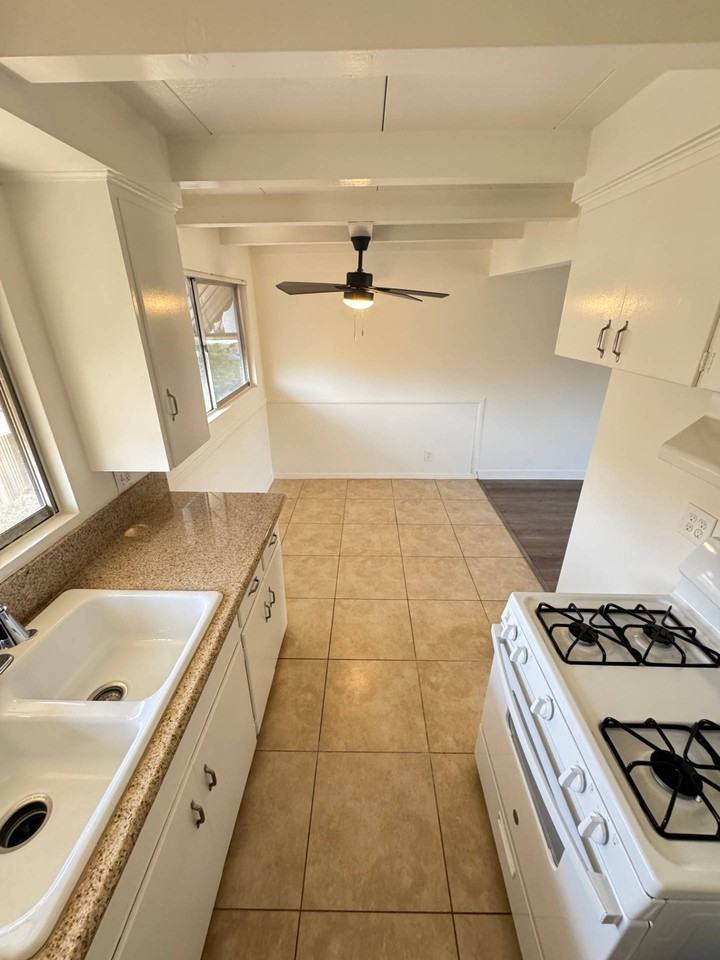 585 West Sierra Madre Boulevard #H - Photo 4 of 10