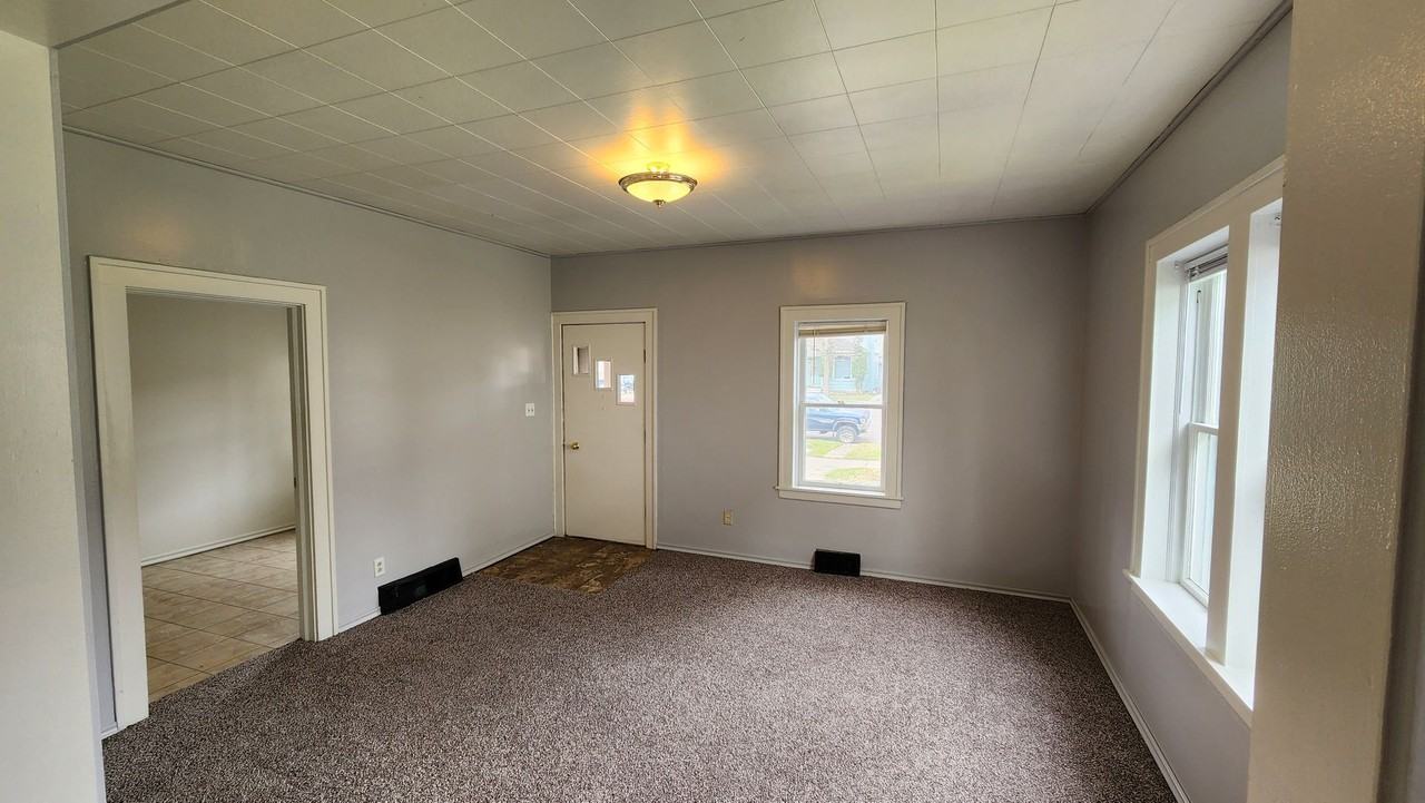 405 E Spruce St - Photo 3 of 26