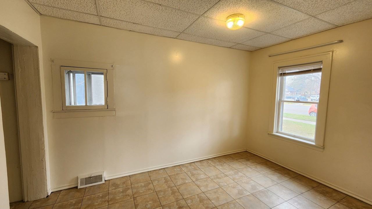 405 E Spruce St - Photo 4 of 26