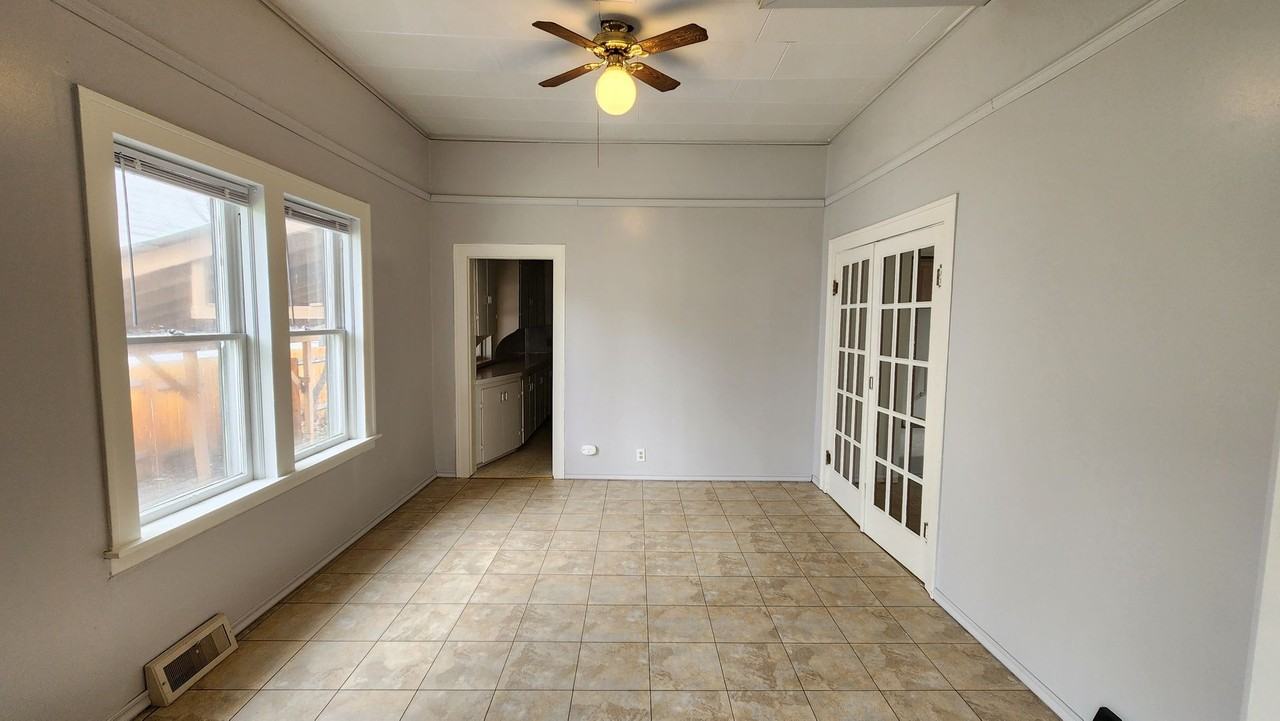 405 E Spruce St - Photo 6 of 26